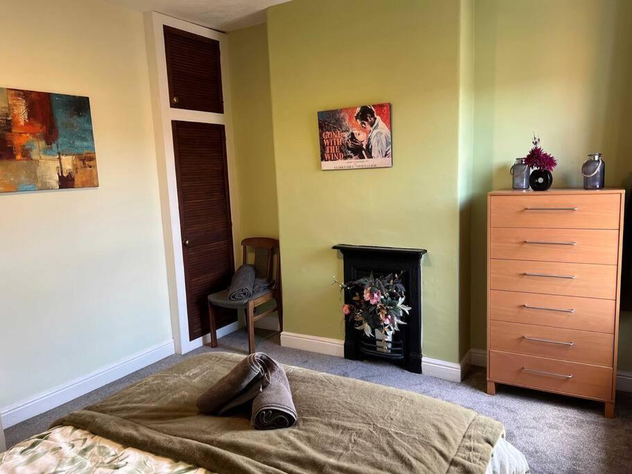 Spacious 2-Bedroom House In Stockton Heath With Free Wifi By Amazing Spaces Relocations Ltd Warrington  Exterior photo