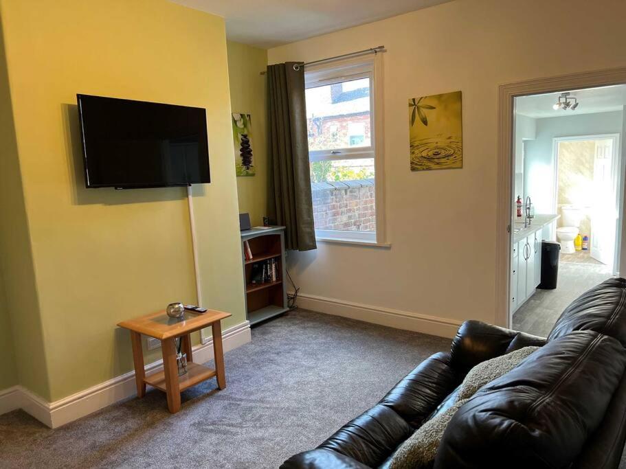 Spacious 2-Bedroom House In Stockton Heath With Free Wifi By Amazing Spaces Relocations Ltd Warrington  Exterior photo