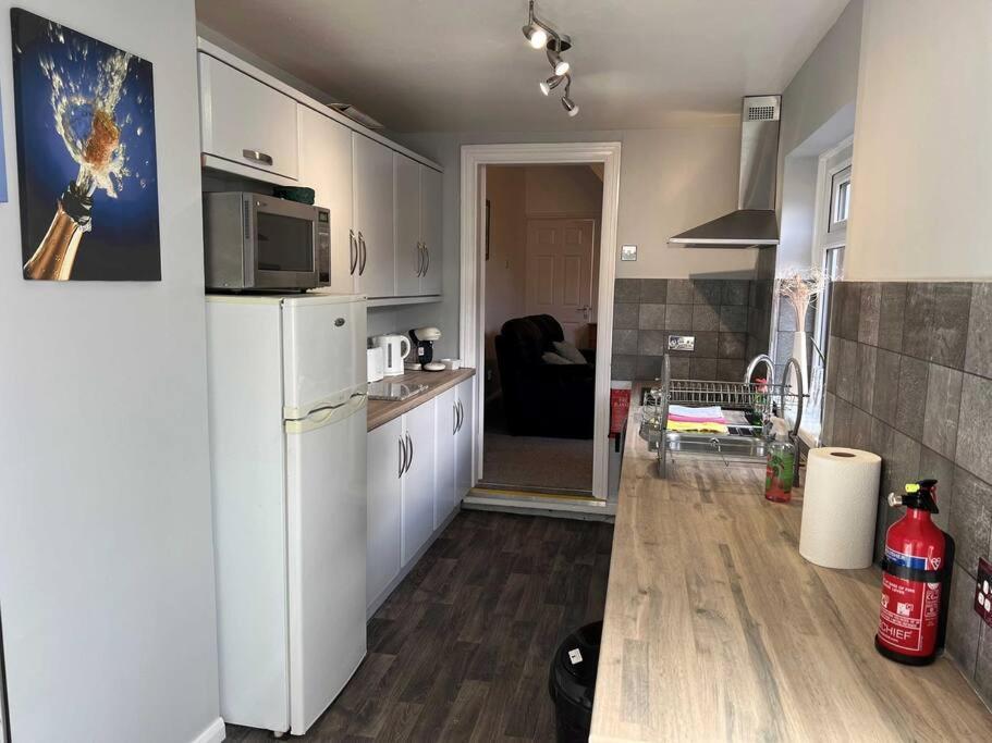 Spacious 2-Bedroom House In Stockton Heath With Free Wifi By Amazing Spaces Relocations Ltd Warrington  Exterior photo
