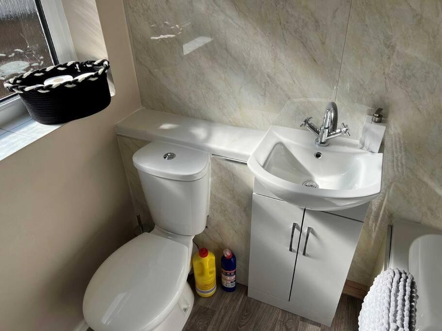 Spacious 2-Bedroom House In Stockton Heath With Free Wifi By Amazing Spaces Relocations Ltd Warrington  Exterior photo