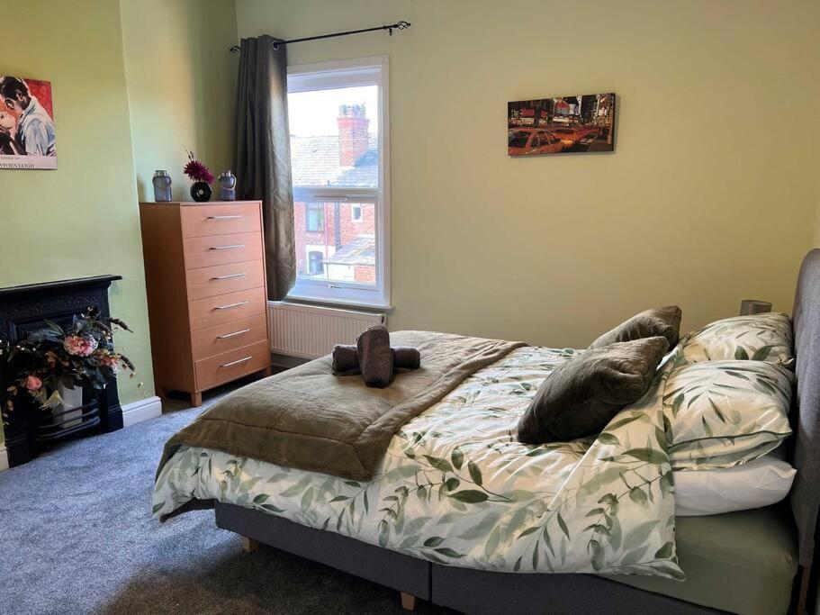 Spacious 2-Bedroom House In Stockton Heath With Free Wifi By Amazing Spaces Relocations Ltd Warrington  Exterior photo