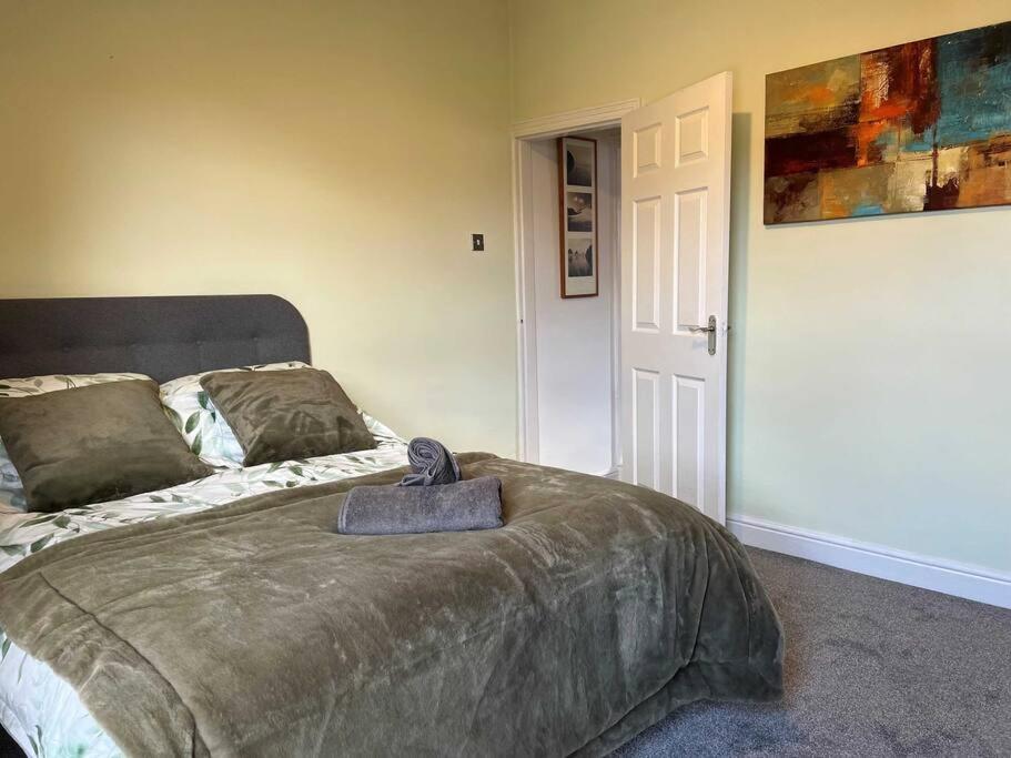 Spacious 2-Bedroom House In Stockton Heath With Free Wifi By Amazing Spaces Relocations Ltd Warrington  Exterior photo
