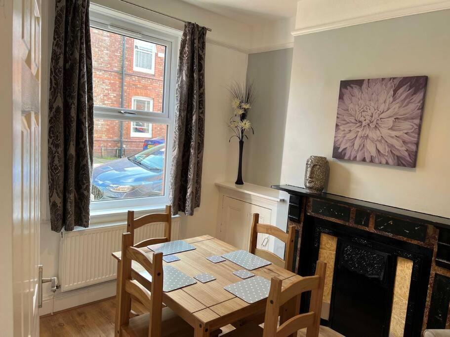 Spacious 2-Bedroom House In Stockton Heath With Free Wifi By Amazing Spaces Relocations Ltd Warrington  Exterior photo