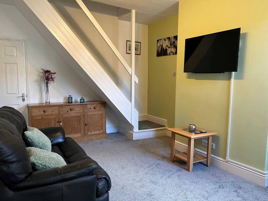 Spacious 2-Bedroom House In Stockton Heath With Free Wifi By Amazing Spaces Relocations Ltd Warrington  Exterior photo
