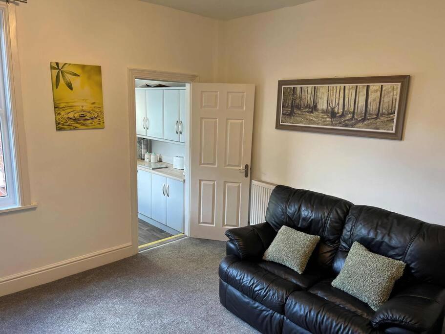 Spacious 2-Bedroom House In Stockton Heath With Free Wifi By Amazing Spaces Relocations Ltd Warrington  Exterior photo